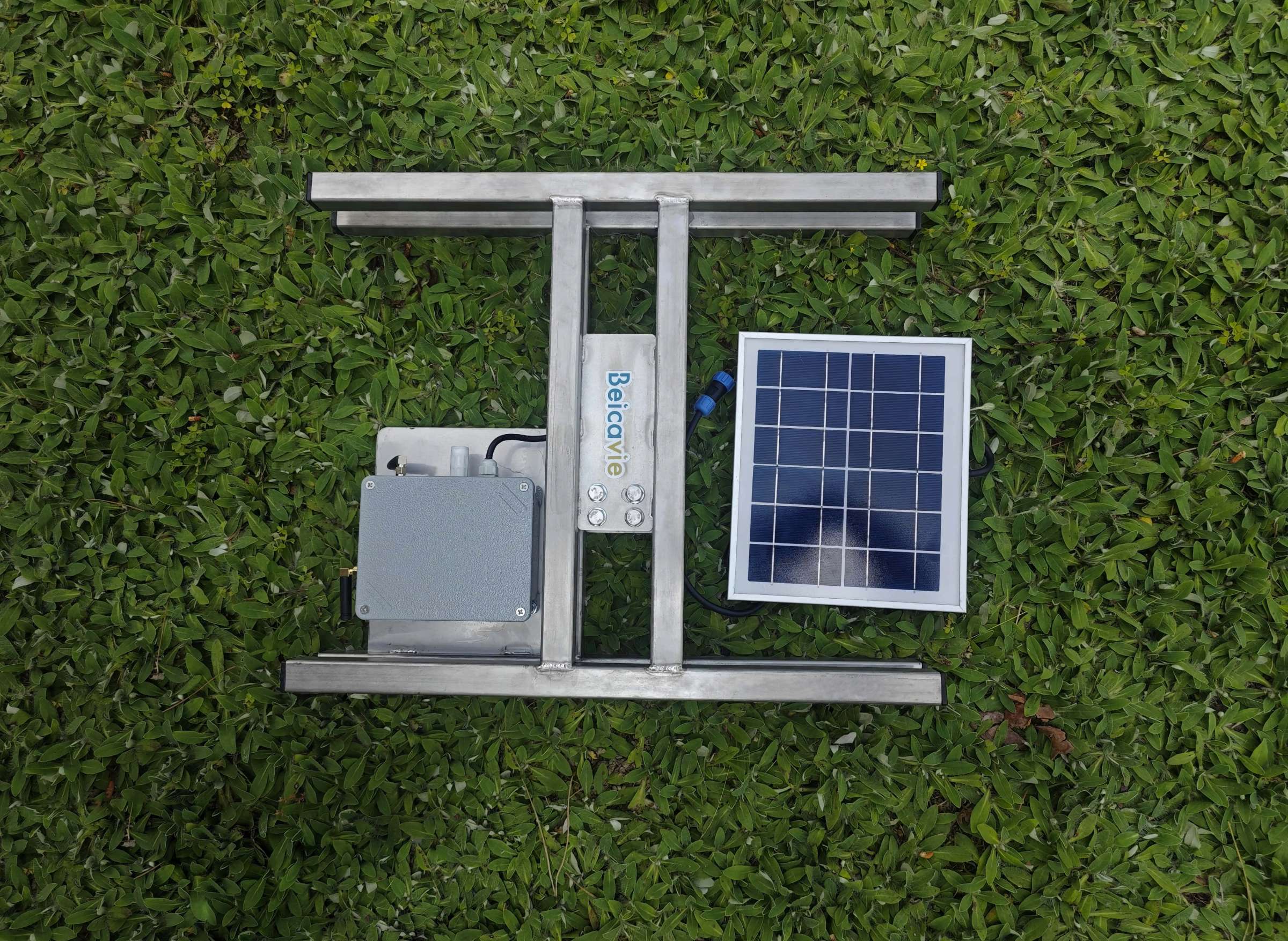 Circuito elettronico illuminato che rappresenta l'Internet of Things (IoT)